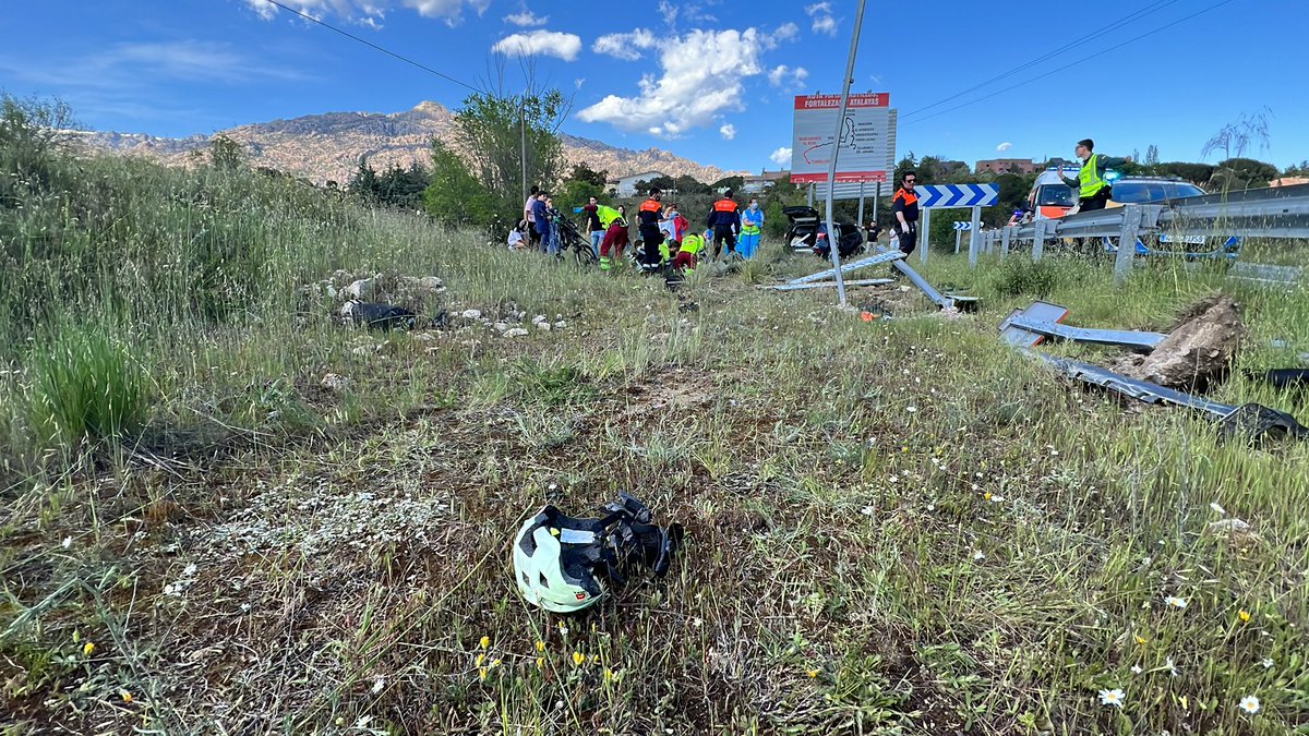 112cmadrid's tweet photo. Arrollamiento 2 cliclistas. #ManzanareselReal. M608 km 26. Salida vía turismo arrolla a dos ciclistas que circulaban en sentido contrario. Hombre de 31 años en Parada Cardiorrespiratoria. #SUMMA112 intenta reanimar y confirma óbito. Hombre de 61 Politraumatizado. Herido grave https://t.co/nxGSvznnV7