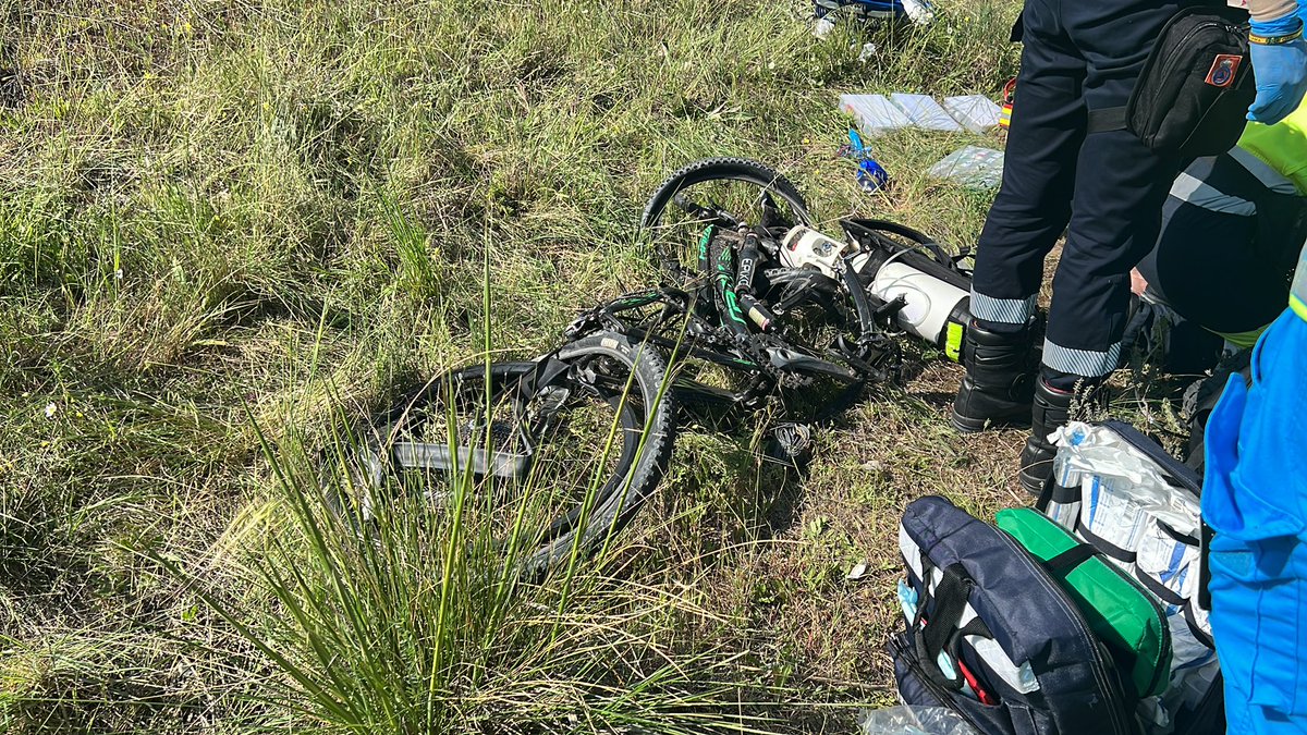 112cmadrid's tweet photo. Arrollamiento 2 cliclistas. #ManzanareselReal. M608 km 26. Salida vía turismo arrolla a dos ciclistas que circulaban en sentido contrario. Hombre de 31 años en Parada Cardiorrespiratoria. #SUMMA112 intenta reanimar y confirma óbito. Hombre de 61 Politraumatizado. Herido grave https://t.co/nxGSvznnV7