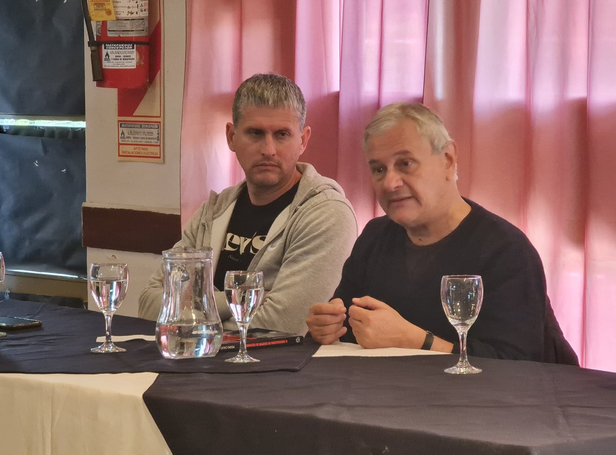 AlbarracinDif's tweet photo. Hoy junto a @JLebensohn dimos inicio al Ciclo de Charlas de Formación Política para Jóvenes. Nuestro primer invitado fue @pedrocalvo10, quien en su exposición hizo un recorrido de los 70 a los 90: de la lucha armada al neoliberalismo. https://t.co/wYlXepe5oI