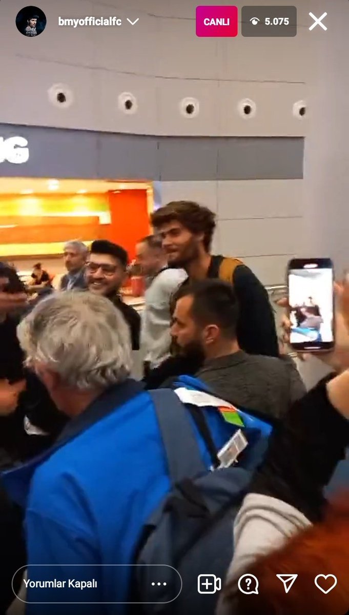 Yol yorgunluğuna rağmen kimsenin fotoğraf isteğini geri çevirmemesi 🥺

GeliyorBaşrol BarışMuratYağcı