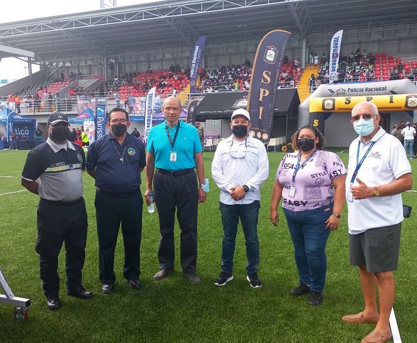 SUME911's tweet photo. El Director Ejecutivo, Ingeniero Bernabé Pérez, participó hoy en la inauguración de la “Copa Las Estrellas de San Miguelito” en la cual participan un total de 27 equipos en 3 categorías ⚽️ https://t.co/0DgYOAomH3