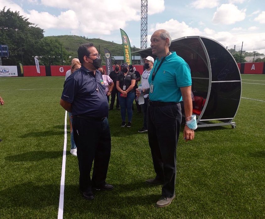 SUME911's tweet photo. El Director Ejecutivo, Ingeniero Bernabé Pérez, participó hoy en la inauguración de la “Copa Las Estrellas de San Miguelito” en la cual participan un total de 27 equipos en 3 categorías ⚽️ https://t.co/0DgYOAomH3