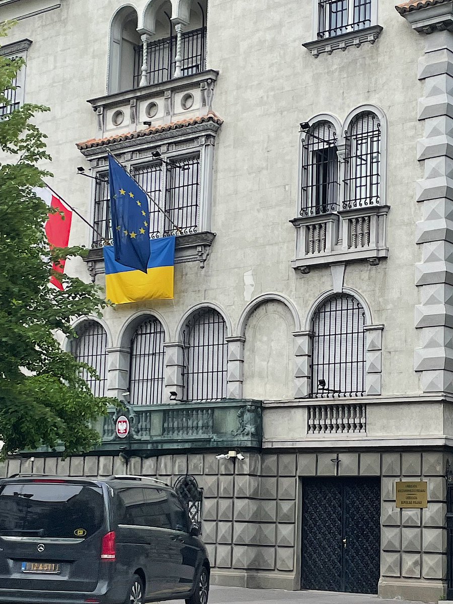 Anna_Moroz777's tweet photo. Посольство Польши в Сербии. Сейчас всё жёлто-голубое воспринимается с особой любовью и очень быстро находится глазами 🇺🇦❤️#UkraineRussiaWar #UkraineWar #Ukraine️ #Poland #Serbija #putinhyilo https://t.co/PDJHD4w95I