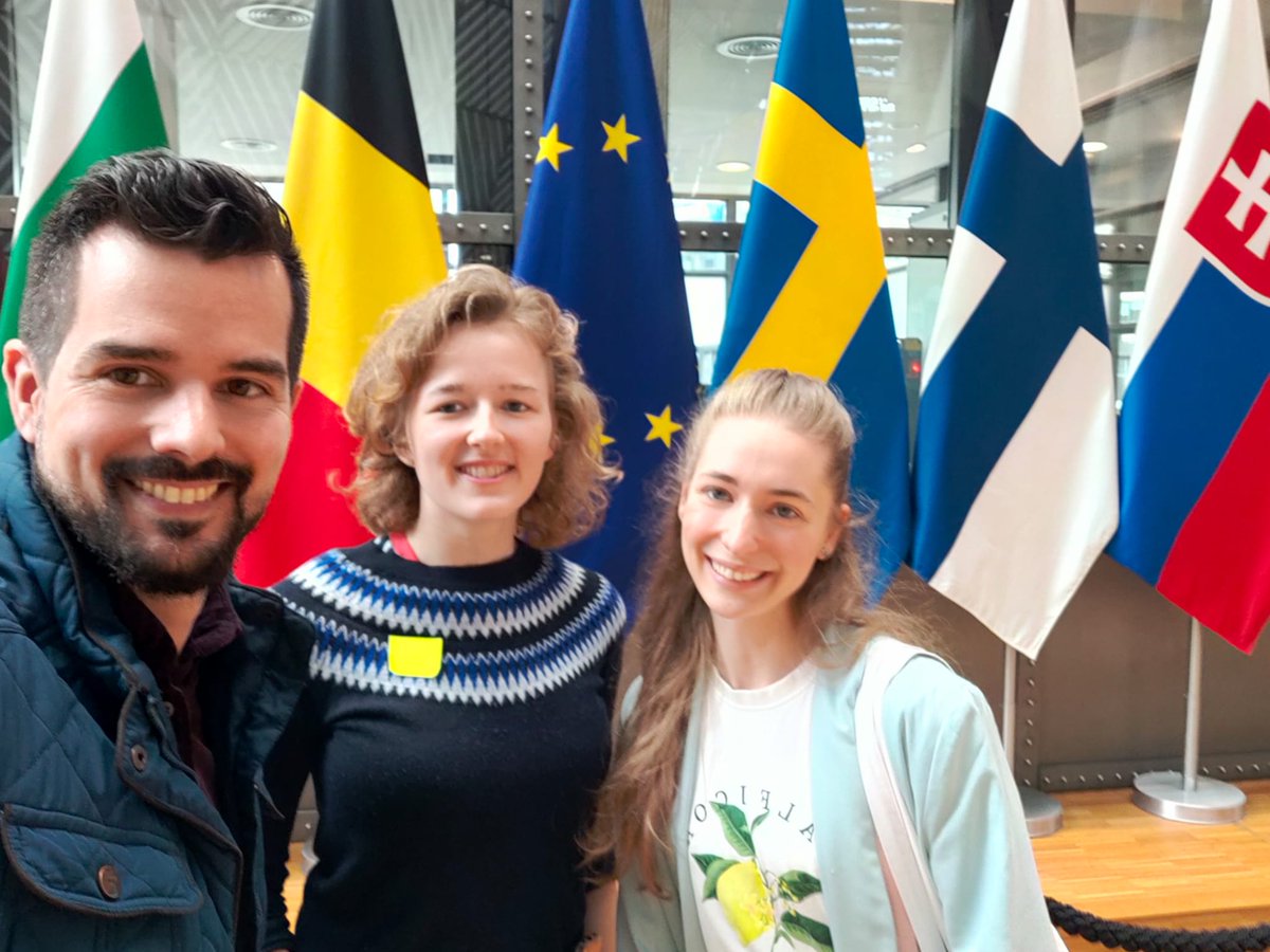 LucastaBath's tweet photo. Visiting #EuropeDay2022 with my housemates - one 🇪🇸, one 🇭🇺/🇸🇰, and me from 🇬🇧 - and thinking again what a terrible mistake we made in 2016, and how much we have lost as a result 💔 https://t.co/yQoxjJS20e