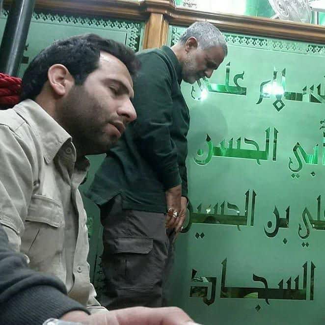mhmdhmty12's tweet photo. #شهیدانه

از کنار صف نماز جماعت رد شدم دیدم حاجے بین مردم توی صف نشسته. رد شدم اما تو صف نرفته برگشتم آمدم رو به رویش نشستم.. دستش را گرفتم و پیشانیش را بوسیدم؛ التماس دعا گرفتم و رفتم. انگار مردم تازه فهمیده بودند که حاج‌قاسم آمده حرم! از لابه‌لاے صف هاے نماز مے‌آمدند پیش حاجے.. https://t.co/82YlFviAM0