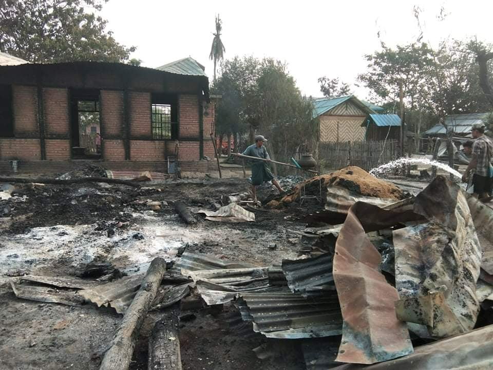 ခင်ဦးမြို့နယ် အင်းပတ်ကျေးရွာကို စစ်ကောင်စီတပ် မီးရှို့မှု အိမ်ခြေ ၃၀၀ ကျော်ဆုံးရှုံး
=============

Read More |   facebook.com/MizzimaDaily/p…

#Mizzima
#ခင်ဦးမြို့နယ်
#ရေဦးမြို့နယ်
#အင်းပတ်ရွာ
#ရွာသစ်ကုန်း