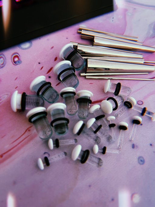 Usually we&rsquo;re stretching holes, today we&rsquo;re stretching lobes 😤🥲 https://t.co/MXtdWxWA2W