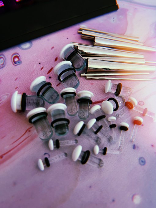 Usually we&rsquo;re stretching holes, today we&rsquo;re stretching lobes 😤🥲 https://t.co/MXtdWxWA2W