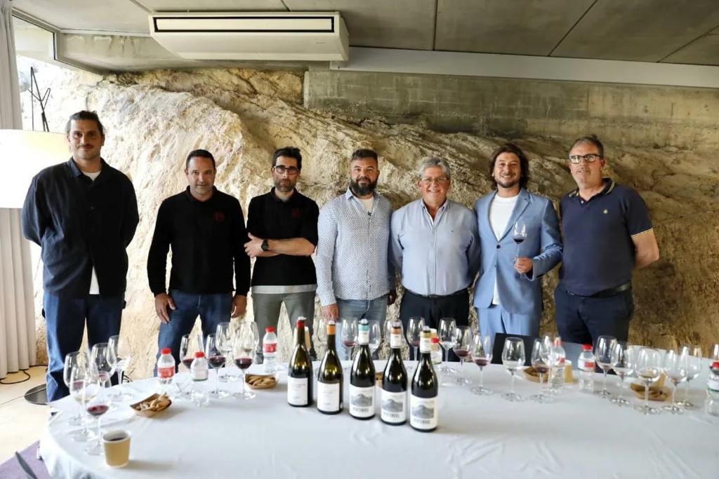 INCAVI (@incavicat) on Twitter photo El Massís del Garraf, un territori amb un gran potencial per a l’elaboració de grans vins.
Ahir <a href="/albabalcells/">Alba Balcells</a> va assistir a la presentació de “Montombra, Massís en estat pur”, un projecte fruit de la col·laboració del viticultor Xavier Ribes, <a href="/RafolsdelsCaus/">Can Rafols dels Caus</a> i <a href="/cellermascandi/">Celler Mas Candí</a> El Massís del Garraf, un territori amb un gran potencial per a l’elaboració de grans vins.
Ahir <a href="/albabalcells/">Alba Balcells</a> va assistir a la presentació de “Montombra, Massís en estat pur”, un projecte fruit de la col·laboració del viticultor Xavier Ribes, <a href="/RafolsdelsCaus/">Can Rafols dels Caus</a> i <a href="/cellermascandi/">Celler Mas Candí</a>