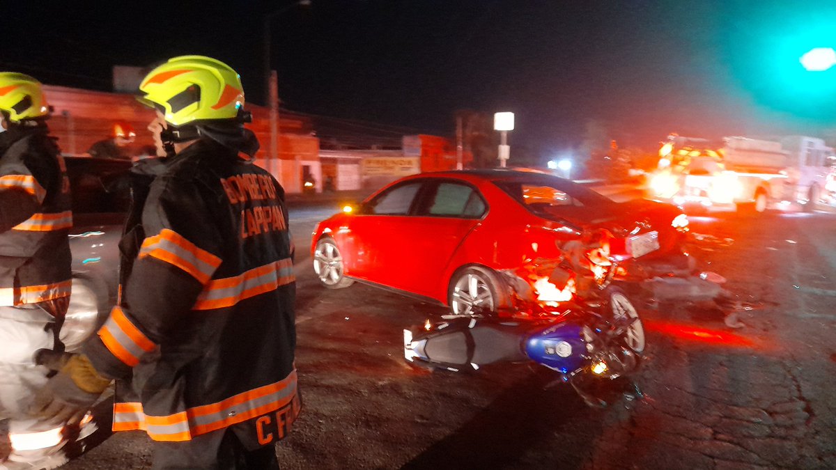 UMPCyBZ's tweet photo. Oficiales de la Dirección de Operaciones de # #Base2 y #USAR2 atendieron un reporte de accidente vial sobre Juan Gil Preciado a la altura de fracc. Villas La Loma en el cual participaron dos autos compactos y una motocicleta.
A consecuencia del hecho resultaron dos heridos. https://t.co/xTjHVhKEEQ
