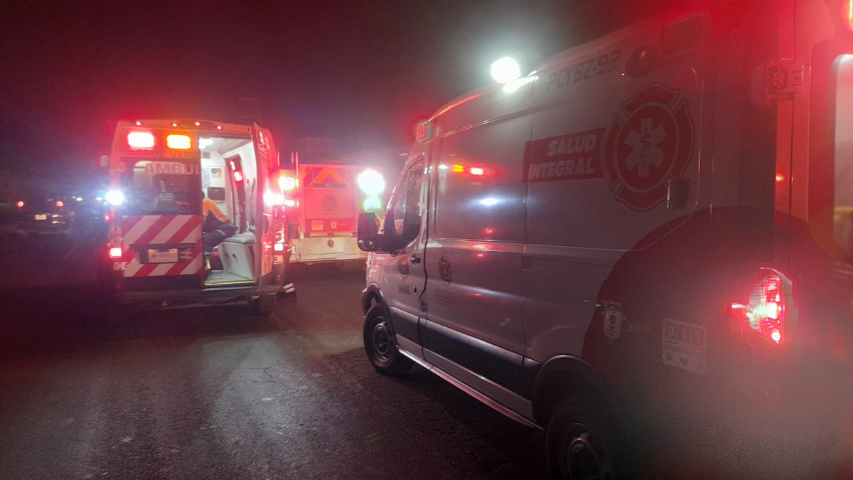 UMPCyBZ's tweet photo. Oficiales de la Dirección de Operaciones de # #Base2 y #USAR2 atendieron un reporte de accidente vial sobre Juan Gil Preciado a la altura de fracc. Villas La Loma en el cual participaron dos autos compactos y una motocicleta.
A consecuencia del hecho resultaron dos heridos. https://t.co/xTjHVhKEEQ