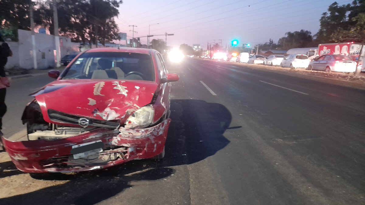 UMPCyBZ's tweet photo. Oficiales de la Dirección de Operaciones de # #Base2 y #USAR2 atendieron un reporte de accidente vial sobre Juan Gil Preciado a la altura de fracc. Villas La Loma en el cual participaron dos autos compactos y una motocicleta.
A consecuencia del hecho resultaron dos heridos. https://t.co/xTjHVhKEEQ