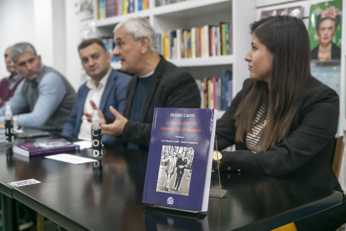 AlbarracinDif's tweet photo. Una gran satisfacción recibir a @pedrocalvo10 y acompañar la presentación de su libro, donde hace un análisis del Radicalismo frente a las políticas neoliberales de los 90, época que influyó de manera determinante en la conformación de esta sociedad desigual en la que vivimos. https://t.co/vmt5lQaGeI