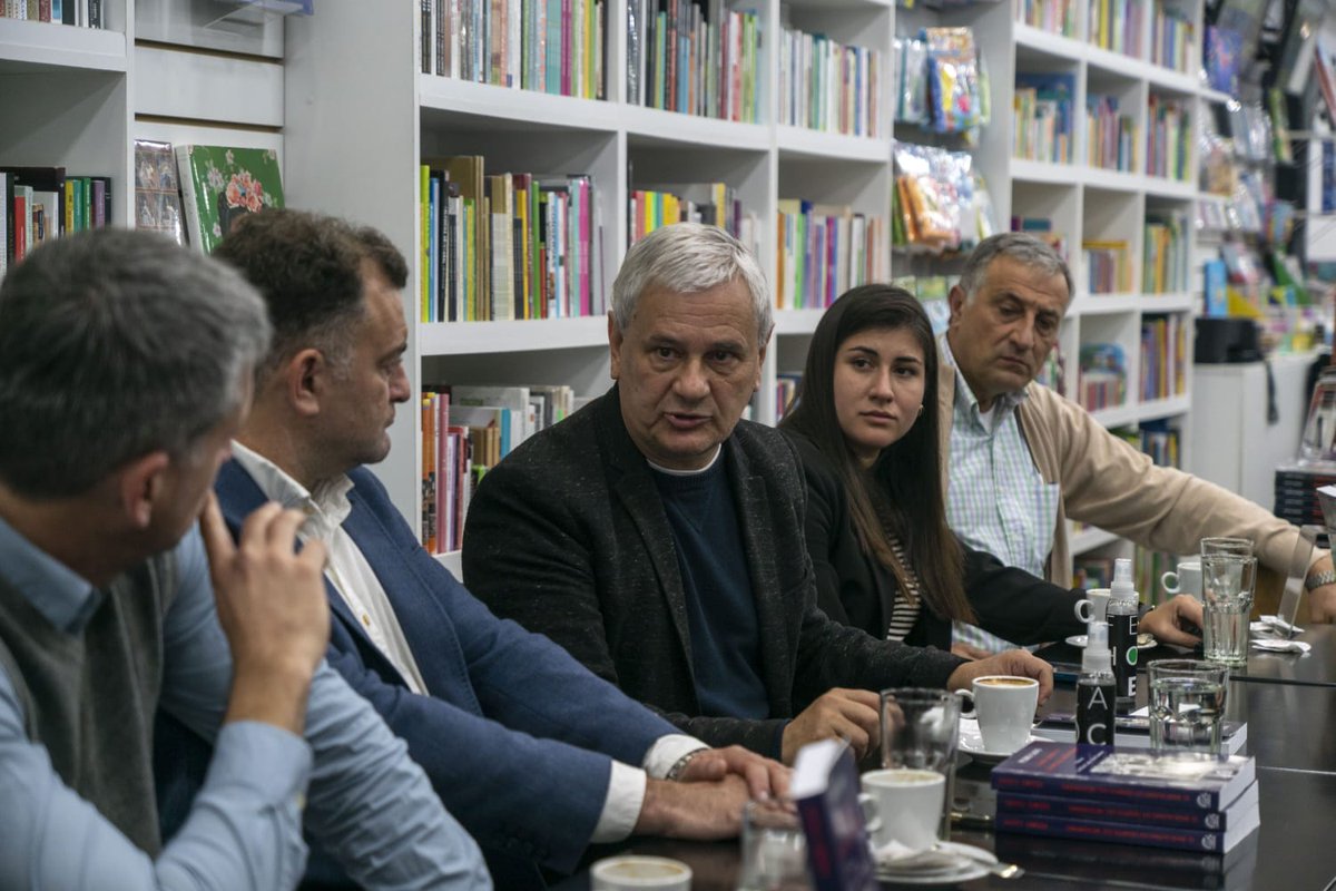 AlbarracinDif's tweet photo. Una gran satisfacción recibir a @pedrocalvo10 y acompañar la presentación de su libro, donde hace un análisis del Radicalismo frente a las políticas neoliberales de los 90, época que influyó de manera determinante en la conformación de esta sociedad desigual en la que vivimos. https://t.co/vmt5lQaGeI