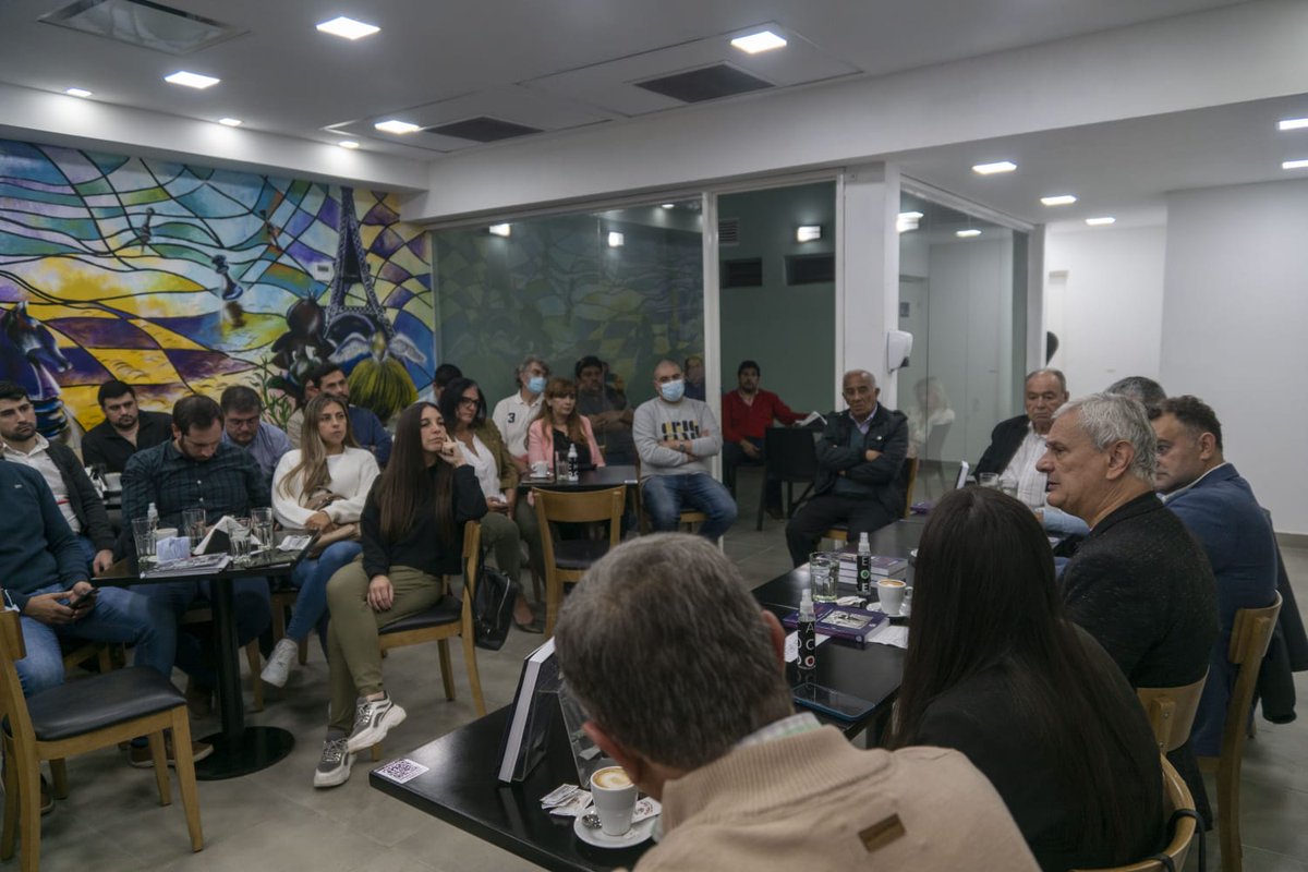 Una gran satisfacción recibir a <a href="/pedrocalvo10/">Pedro Calvo</a> y acompañar la presentación de su libro, donde hace un análisis del Radicalismo frente a las políticas neoliberales de los 90, época que influyó de manera determinante en la conformación de esta sociedad desigual en la que vivimos.