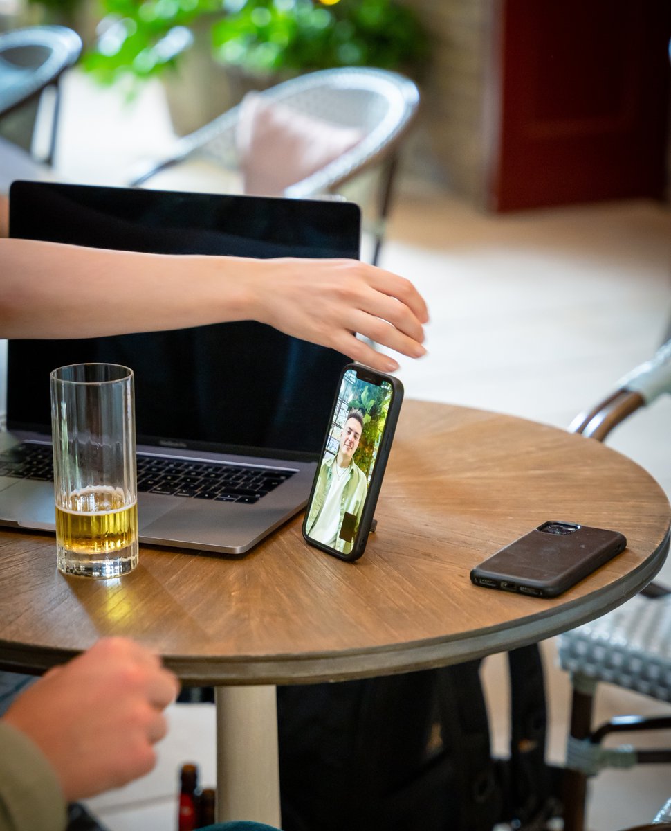 Snakehive's tweet photo. The two-way kickstand on our Metro case means you can easily video-call people for a catch up, whether you're on a work break or waiting on your friend at the pub; it's a sleek, stylish, trouble-shooter that gets the job done. #Snakehive #MetroCollection https://t.co/VY1CtB7rPi