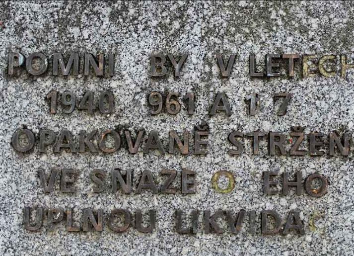 Takto se v rodisti T. G. Masaryka staraji o jeho pomnik. Pismena jsou opadana minimalne rok. 
#hodonin