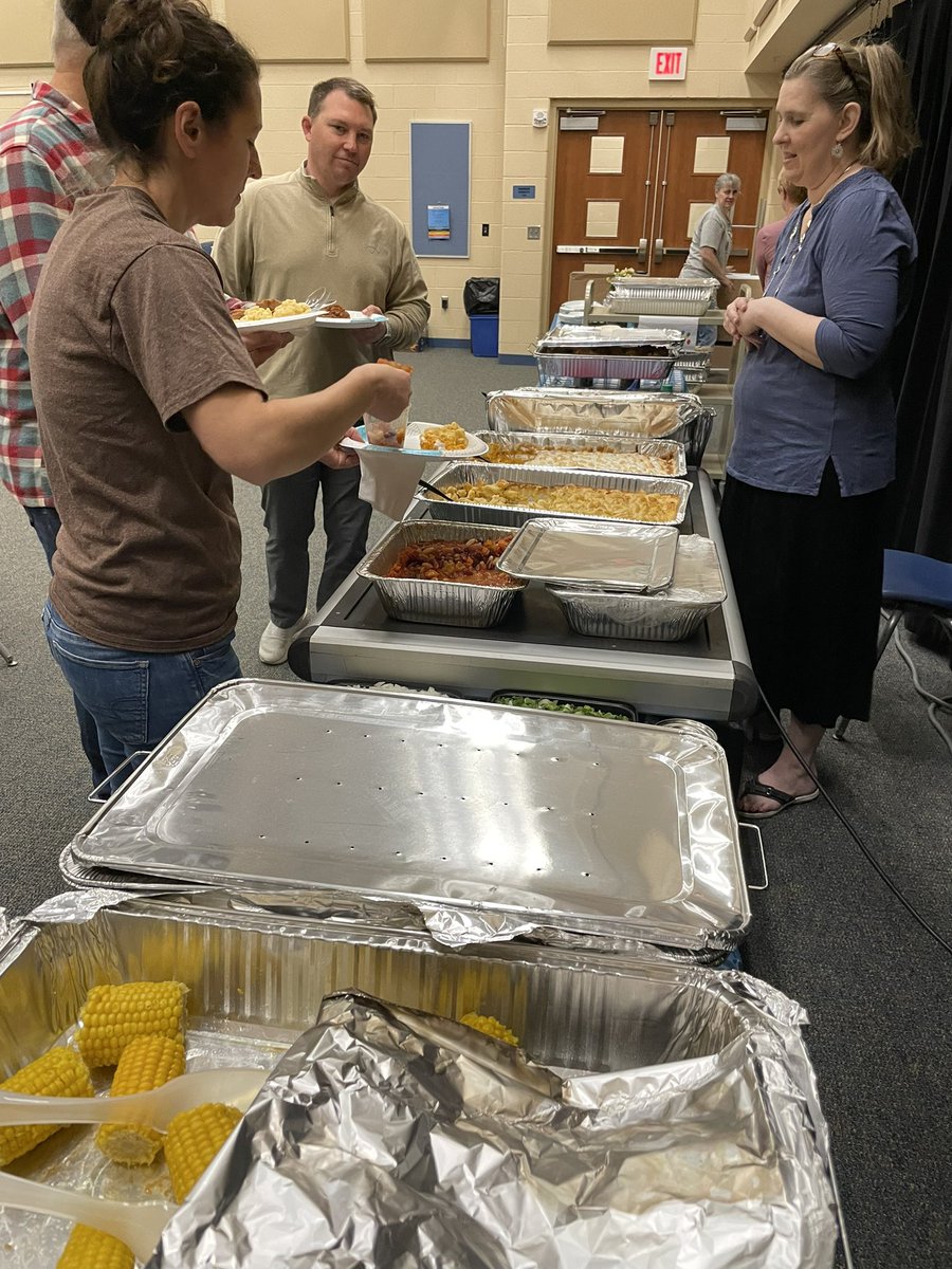 KenstonKHSPTO's tweet photo. Great way to end a week of appreciation! Thank you to @Breezewood and Hungry Bee for all you do for PTO. #appreciateyou https://t.co/IRWICRhbkW