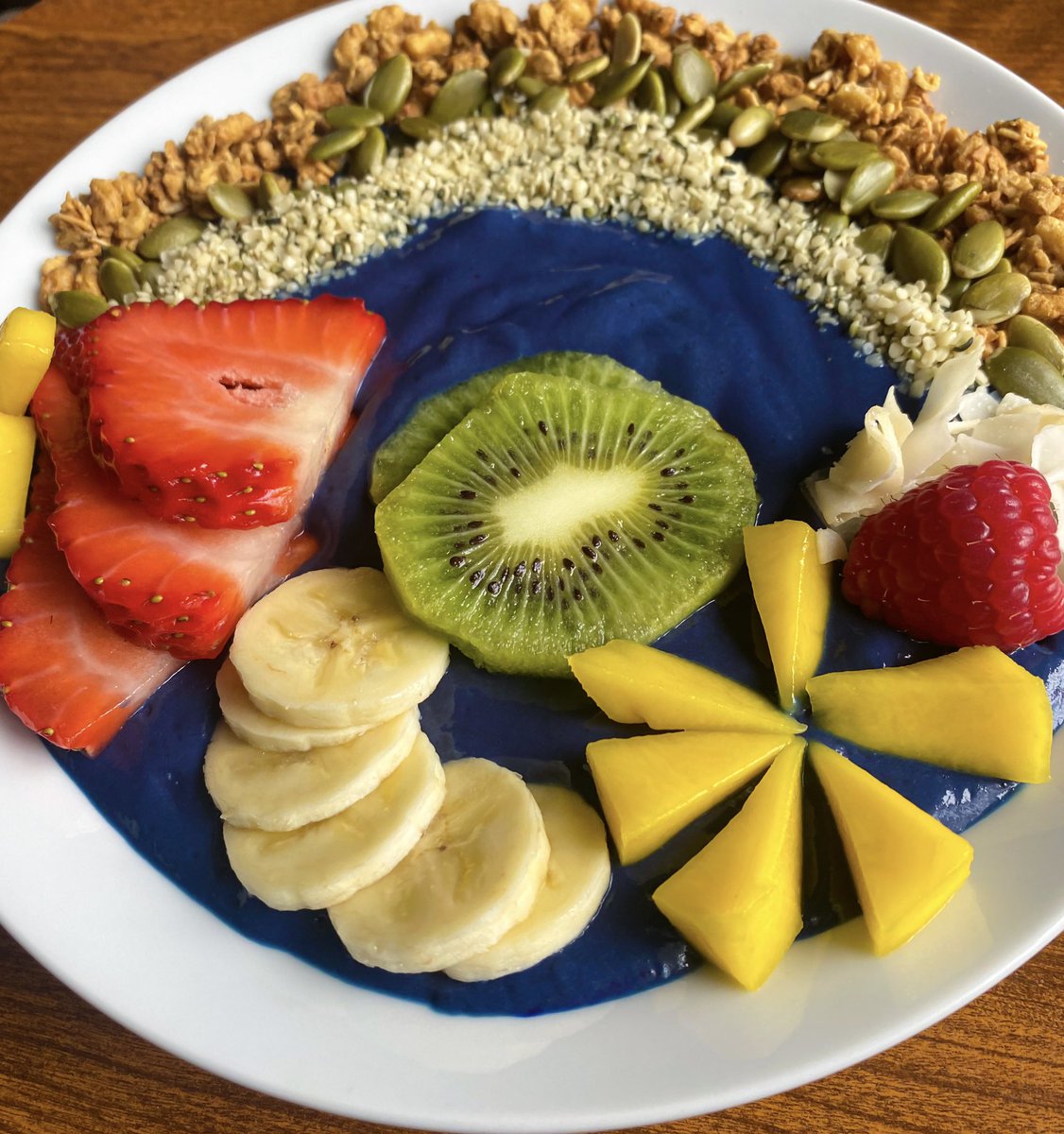thatsrach's tweet photo. smoothie bowl Saturday💙🥭🥝🌱 https://t.co/oEiytwso0r