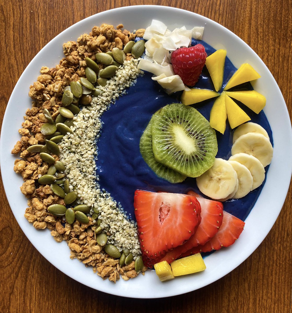 thatsrach's tweet photo. smoothie bowl Saturday💙🥭🥝🌱 https://t.co/oEiytwso0r