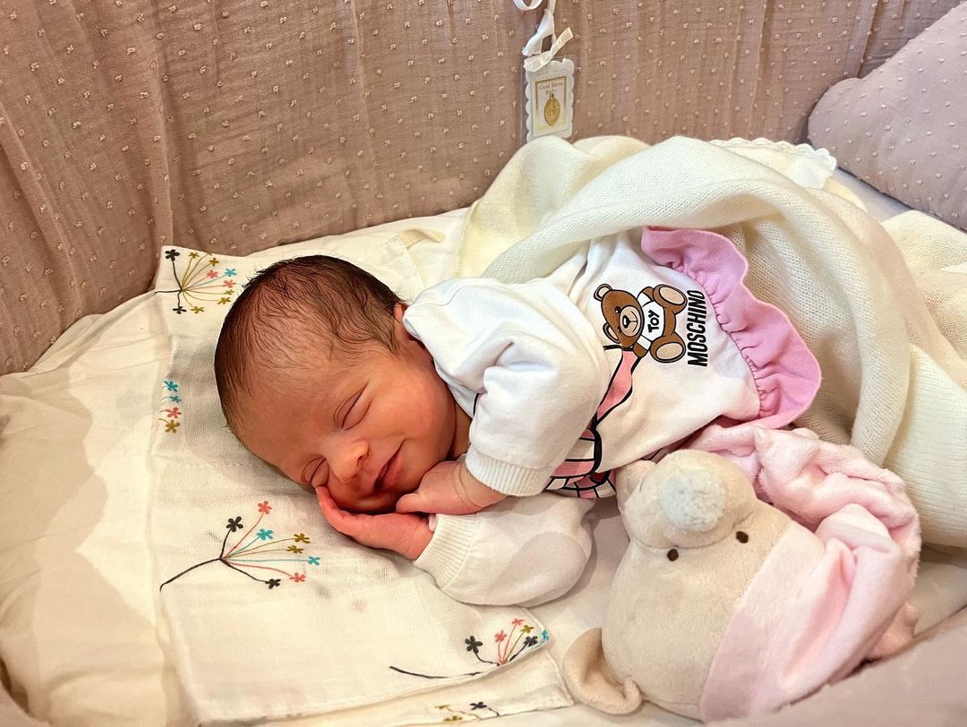 utdreport's tweet photo. Cristiano Ronaldo's newborn daughter, Bella Esmeralda 💚 https://t.co/Cd8lvfVbbd