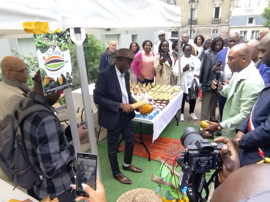 SCINPA2's tweet photo. La  Scinpa expose du 7 au 14 mai prochain à la foire du #chocolat bio et du marché artisanal de l’ïle de #France les plaquettes de chocolat et le café qu’elle produit à #Agboville.Délice pour le public français qui prendra d’assaut la place des arts de l’ïle de France. https://t.co/RkujgMqdr0