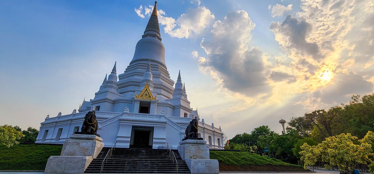 Roimeister's tweet photo. The chedi at Wat Amphawan in Sing Buri, Thailand. https://t.co/lAdvK1jwnk