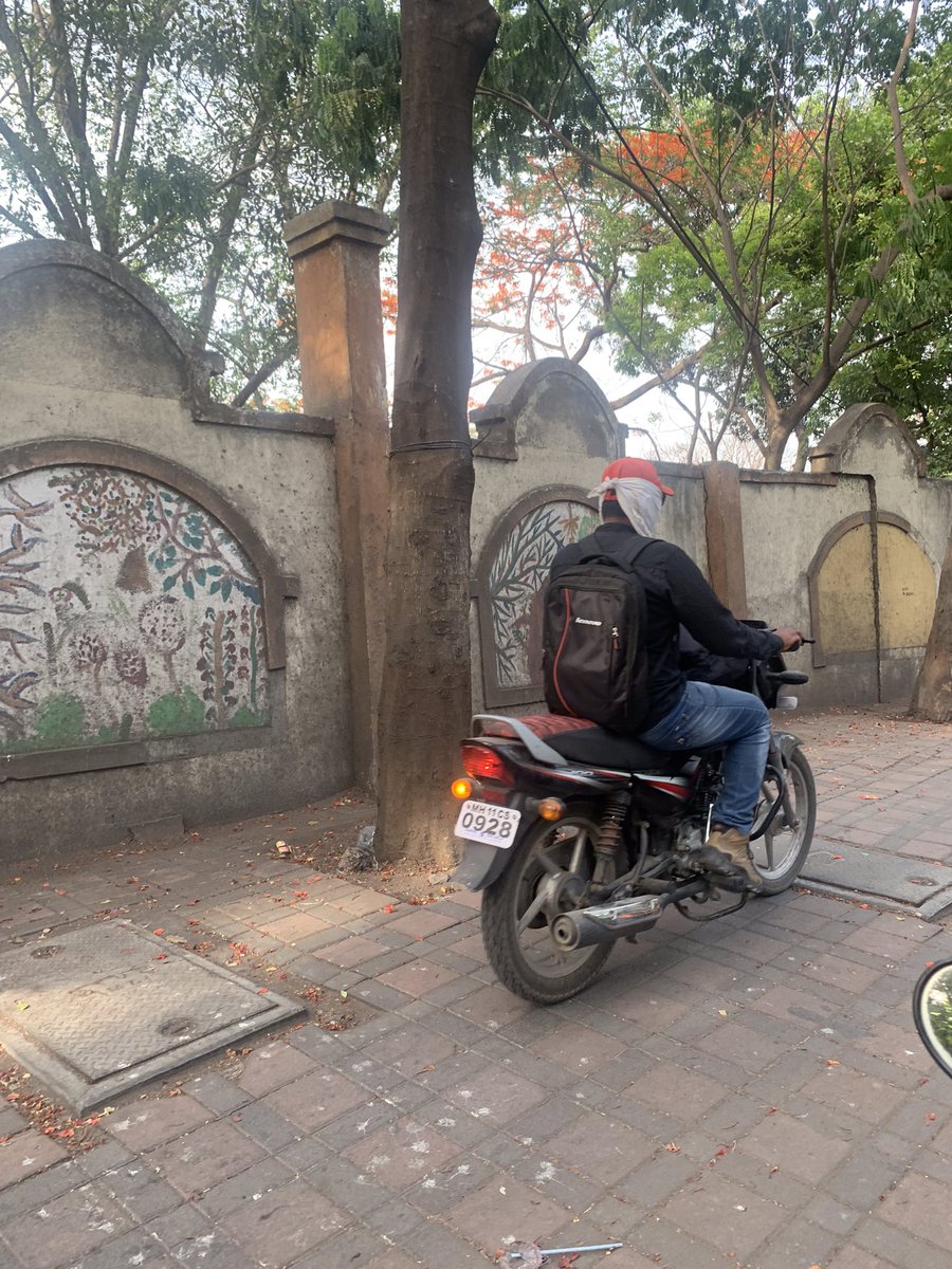 TrafficRule2Flw's tweet photo. Plz take action for breaking traffic rules @PuneCityTraffic Two wheelers driving on #footpath in koregaon park. https://t.co/i55Z3ryab8