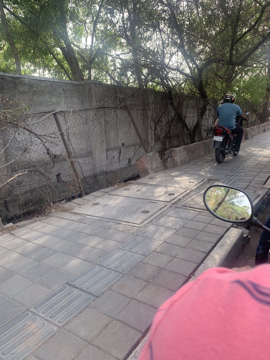 TrafficRule2Flw's tweet photo. Plz take action for breaking traffic rules @PuneCityTraffic Two wheelers driving on #footpath in koregaon park. https://t.co/i55Z3ryab8