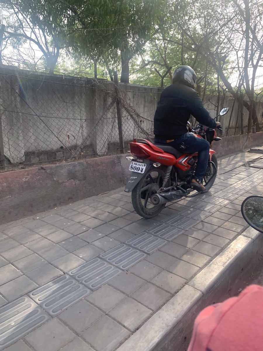 TrafficRule2Flw's tweet photo. Plz take action for breaking traffic rules @PuneCityTraffic Two wheelers driving on #footpath in koregaon park. https://t.co/i55Z3ryab8