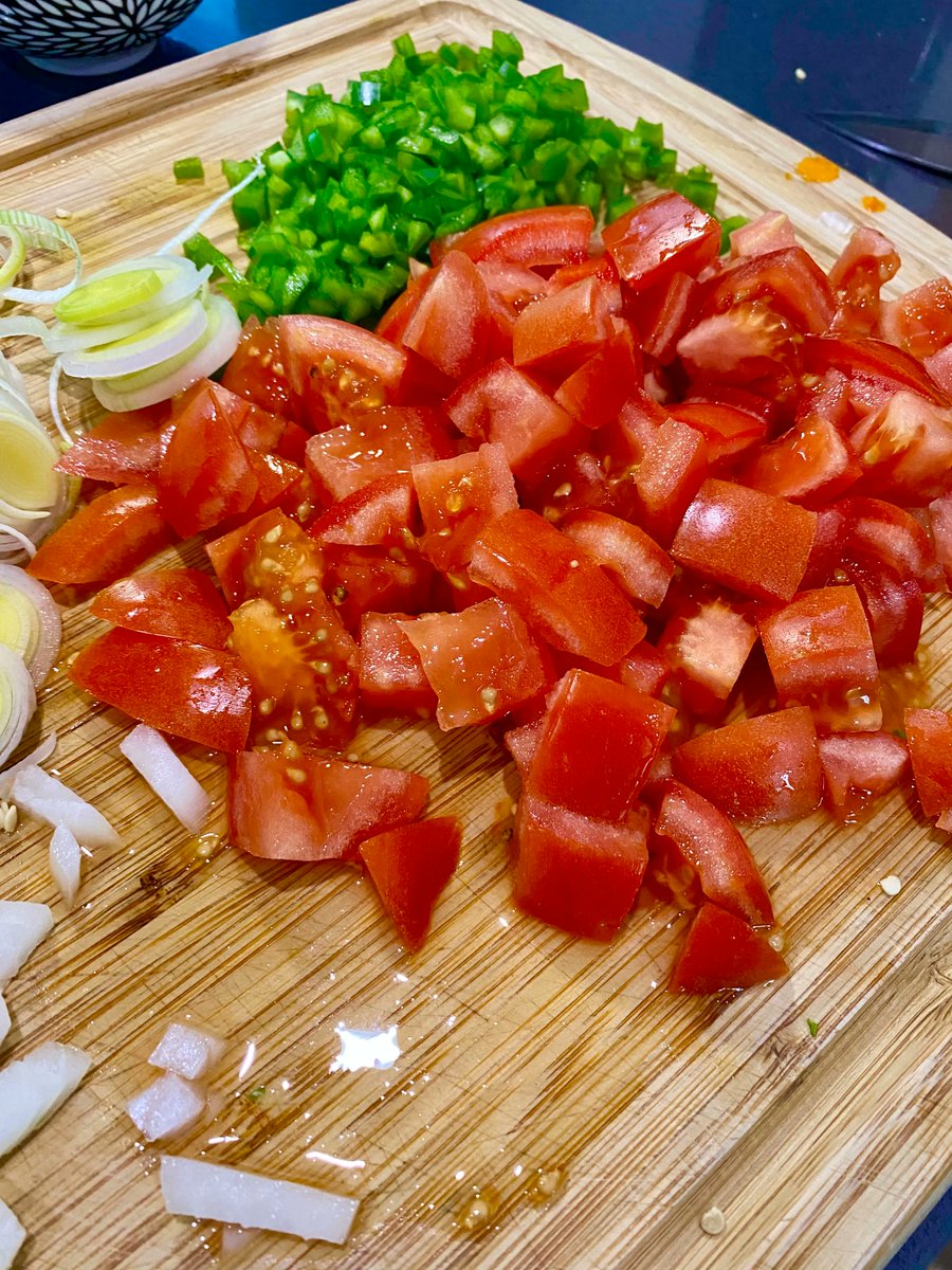 It's the weekend! Can you guess what I’m making?
.
.
#veggies #veggiesmost #eatyourveggies #veggiesforbreakfast #veggiesfirst #eatmoreveggies