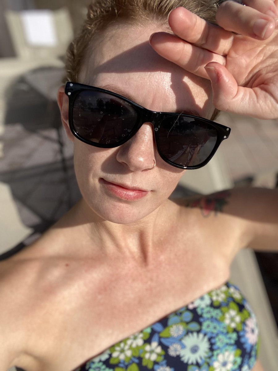 nwaylandediting's tweet image. #Edibuddies, I’m trying this thing called relaxing. It’s pretty awesome. 🌴🌺✨