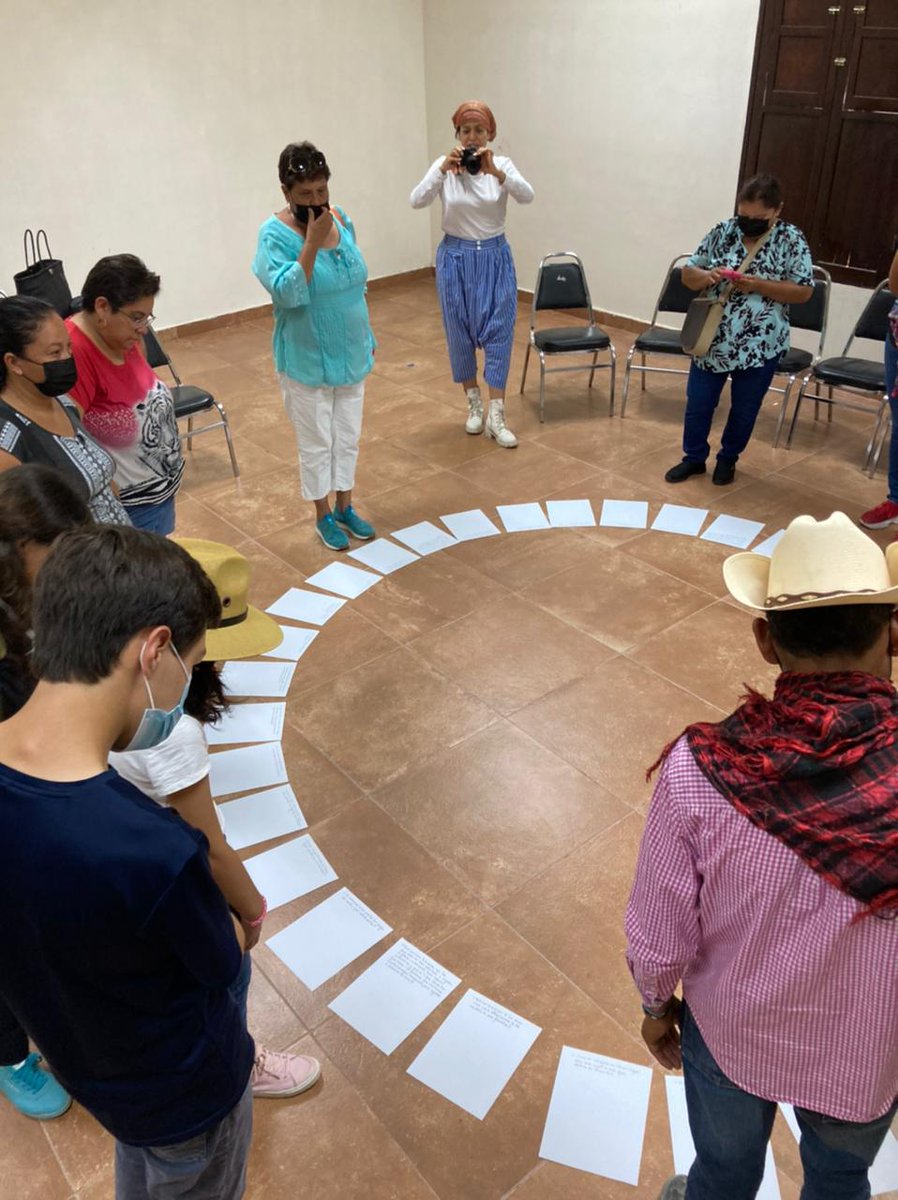 CatedraBergman's tweet photo. El equipo de médiums del Valle de Cuatrocienegas ya toma nota de las respuestas a las preguntas que personas de distintos lugares de México enviaron a las especies del lugar como parte de Teatros del paisaje de #LaCompañíaOpcional, proyecto que forma parte de @FestivalElAleph. 👇 https://t.co/7ukQkYkema