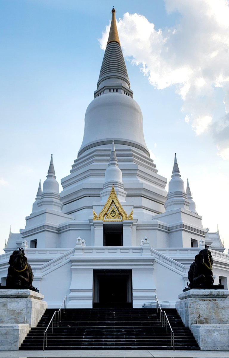Roimeister's tweet photo. The chedi at Wat Amphawan in Sing Buri, Thailand. https://t.co/lAdvK1jwnk