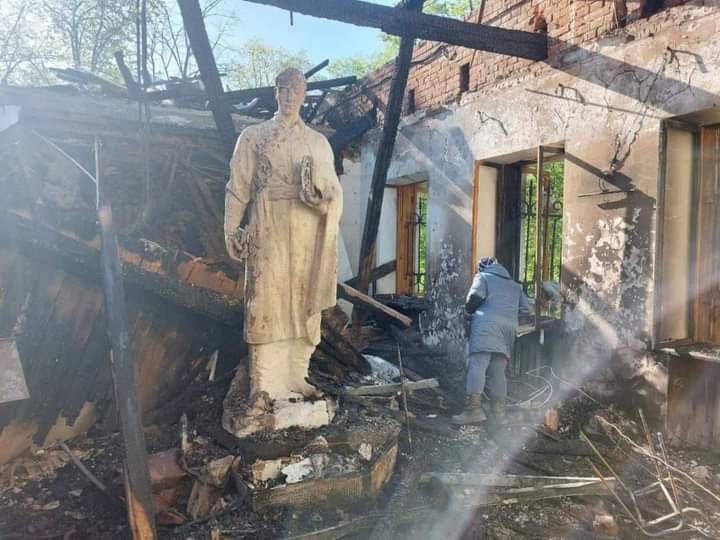 ukraine_world's tweet photo. Russian missile destroyed the museum of Hryhoriy Skovoroda, great Ukrainian 18th century philosopher. "Wandering philosopher", a symbol of free Ukrainian thinking. "The world tried to catch me, but it failed": his motto. -- Russia is waging a war against culture and civilization https://t.co/zwLxvYUQUA