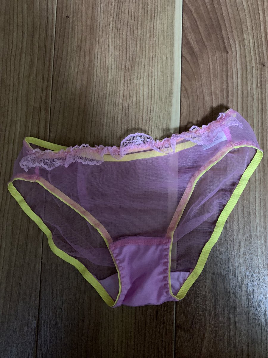 AKARI_uraakaa25's tweet photo. お久しぶりのプレゼント企画🎁

RTとフォローで応募完了です！
送料のお負担だけお願い致します😌
プラス料金でお好きなオプションを付けて頂いても大丈夫です☺️
#下着売ります  #パンツ売ります  #使用済み下着  #靴下売ります #ストッキング売ります #ブラ売ります
#ナプキン売ります #売り子 https://t.co/oROEz07thR