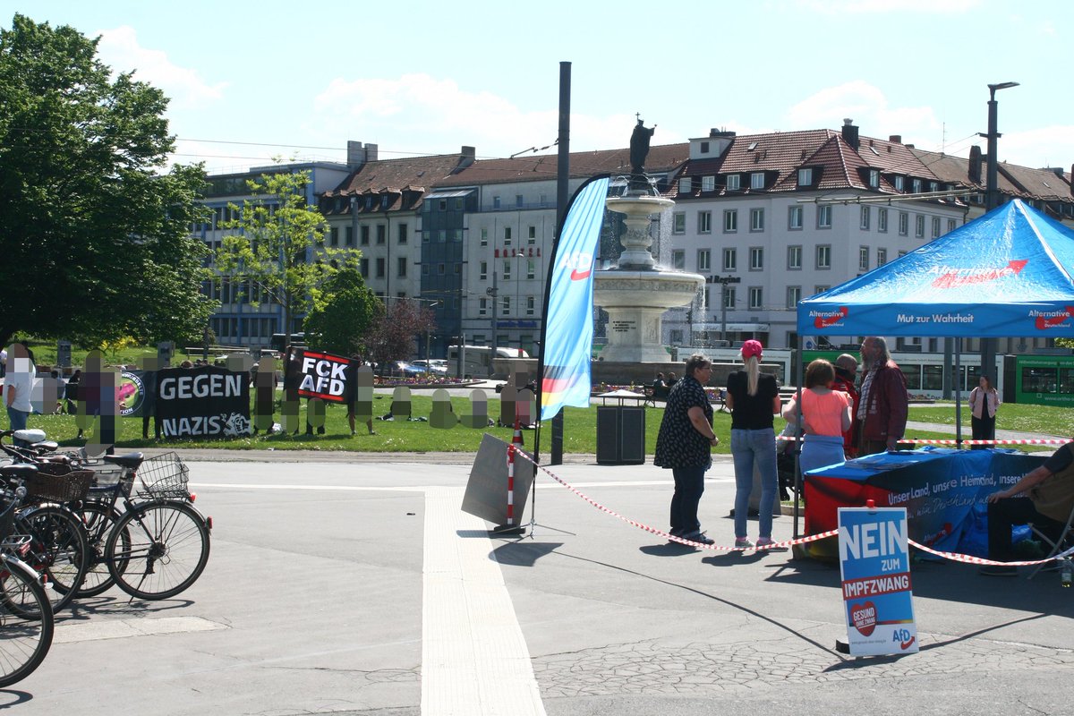 AnnaZellerPress's tweet photo. (1/2) Die AfD #Wuerzburg hat heute, am 07.05. um 10:30 Uhr am Bahnhof einen Infostand zum Thema Impfpflicht aufgebaut. Rund zwei Stunden später entstand vor Ort ein Gegenprotest aus der Zivilgesellschaft. Von Passant*innen erntete dieser viel Beifall. https://t.co/sCO1yHzWlV