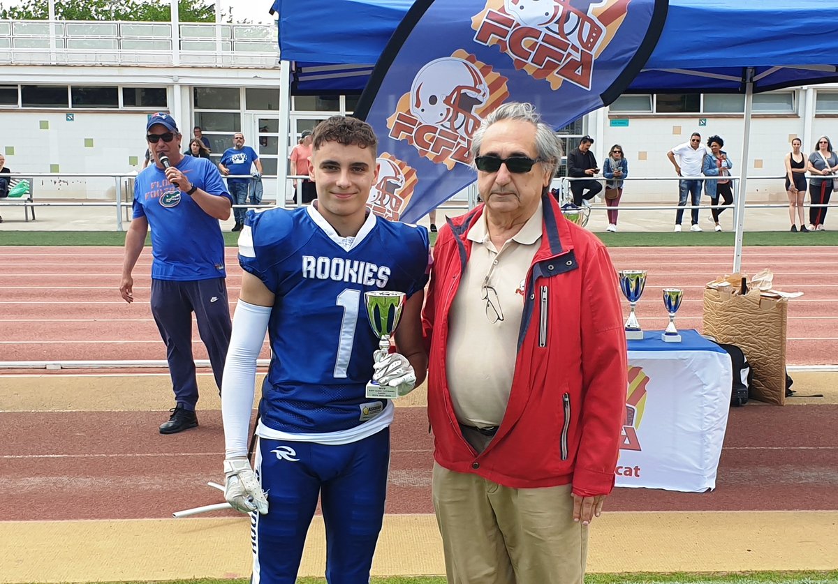FCFAtwi's tweet photo. 🏆 FINAL A 4 #LCFACadet

🔝 Lucas Bermúdez, jugador dels  @barberarookies Blue, MVP!! 

🏟️ Can Llobet (Barberà del Vallès)

#FCFA #LCFA #futbolamericà  @UFECcat @esportcat @terrassareds @pioners @ReusImperials https://t.co/V7wXDkJDFN