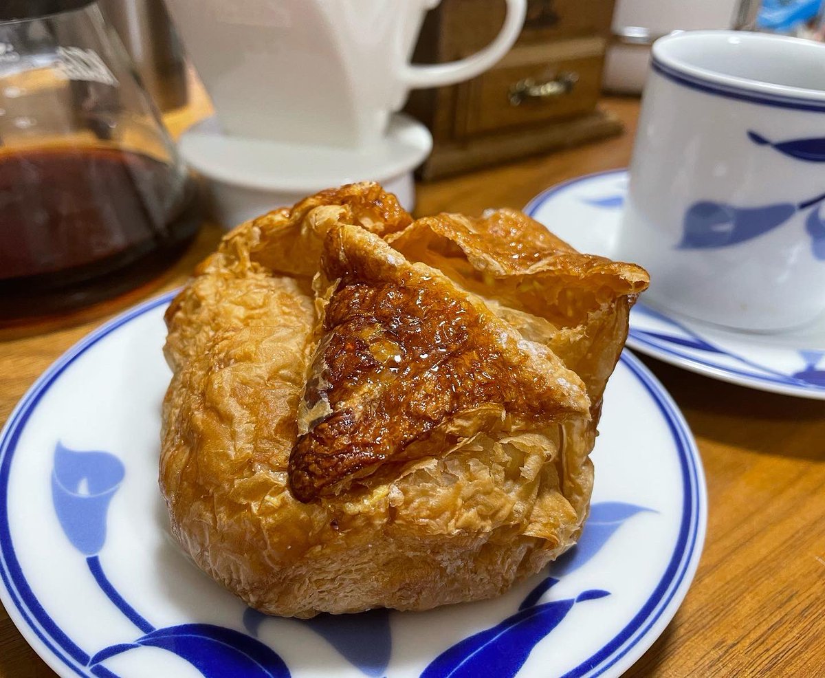 erabilog's tweet photo. サクサクのパイシューです。
中のカスタードクリームは、サラッとシュワシュワでした。
#スイーツ #スイーツ女子 #スイーツ男子 #スイーツテロ #スイーツ好き #甘党 #シュークリーム #ケーキ #パイシュー #コーヒー #sweets #sweetsgram #cake #cafee #ウチカフェ #フォロー返し https://t.co/adWlbl28rn