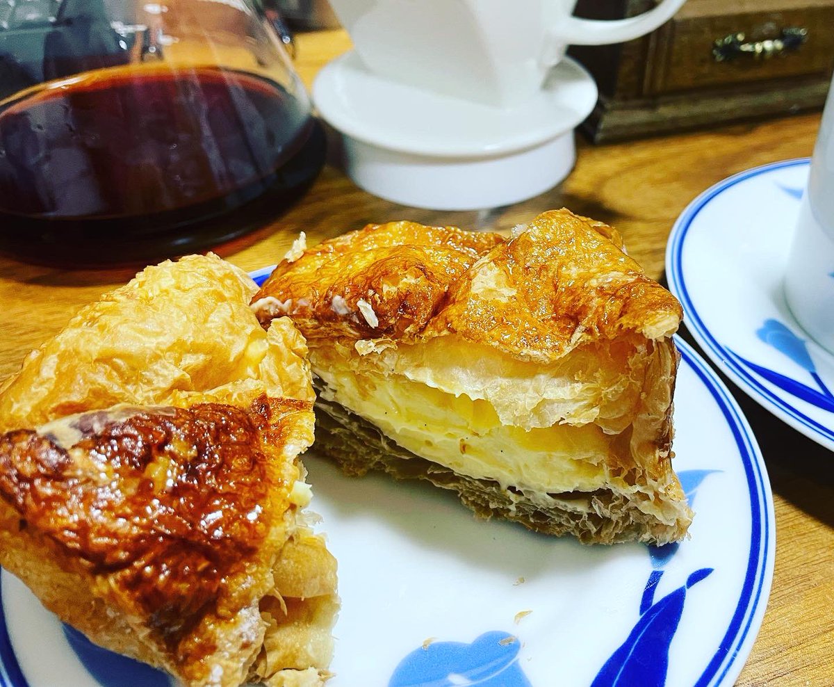 erabilog's tweet photo. サクサクのパイシューです。
中のカスタードクリームは、サラッとシュワシュワでした。
#スイーツ #スイーツ女子 #スイーツ男子 #スイーツテロ #スイーツ好き #甘党 #シュークリーム #ケーキ #パイシュー #コーヒー #sweets #sweetsgram #cake #cafee #ウチカフェ #フォロー返し https://t.co/adWlbl28rn
