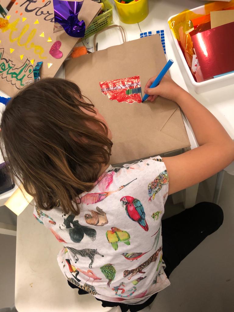 vilacasas's tweet photo. 💥Aquest matí al #MuseuCanFramis s'ha dut a terme una visita guiada a l'exposició #Foradecamp a càrrec de l’artista #IsidreManils i la comissària @NataliaChocarro
🎨I les famílies han gaudit d'un taller familiar: 'Transportem l’art!'
👉Visita l'exposició fins al 15/05! https://t.co/7PiedOwFMn