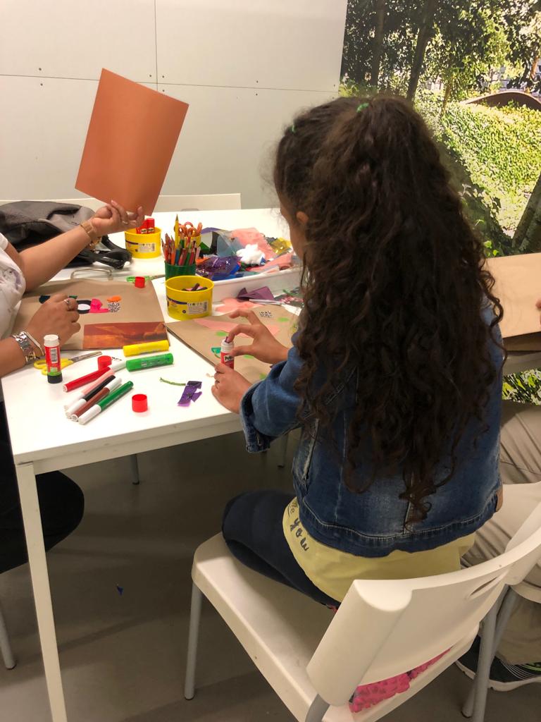 vilacasas's tweet photo. 💥Aquest matí al #MuseuCanFramis s'ha dut a terme una visita guiada a l'exposició #Foradecamp a càrrec de l’artista #IsidreManils i la comissària @NataliaChocarro
🎨I les famílies han gaudit d'un taller familiar: 'Transportem l’art!'
👉Visita l'exposició fins al 15/05! https://t.co/7PiedOwFMn