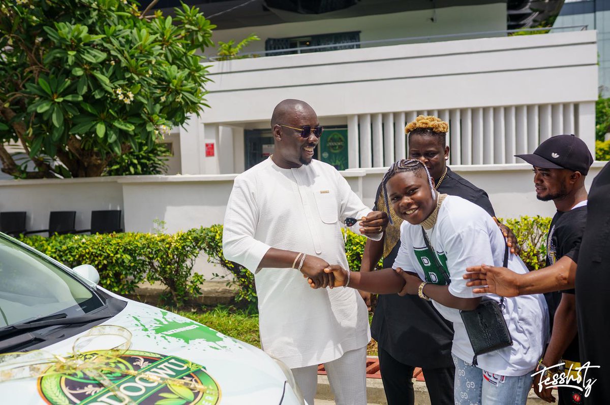 OdogwuBitters's tweet photo. Congrats @officialspartacu on your Toyota Corolla win. The 1st winner of the #OdogwuBitters Creative Challenge!
This is abt empowering the youths on creativity.
He will also get 100k monthly for car maintenance for the next 12 months.
Challenge is on for the next 11 months! https://t.co/1Sdh469E66