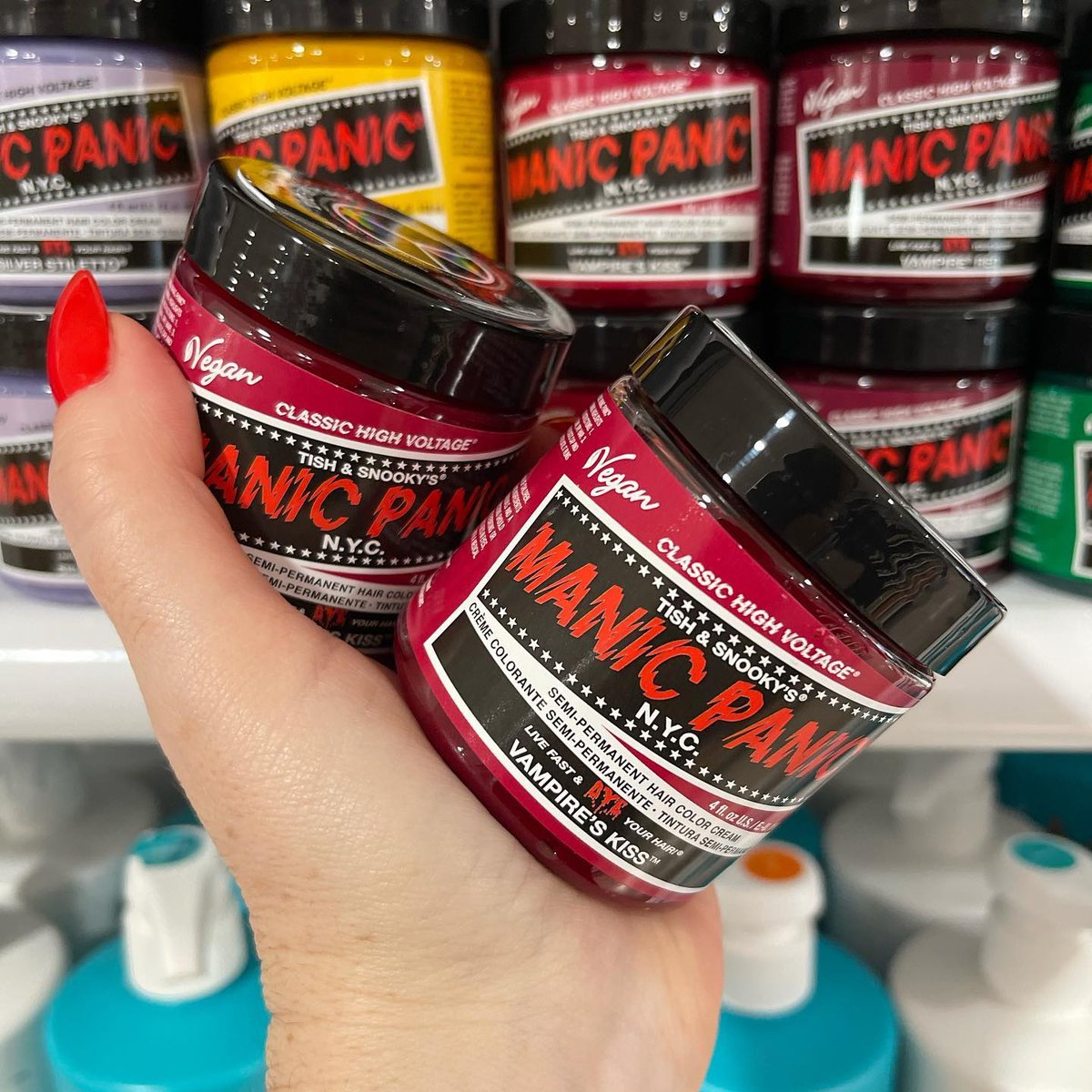 manicpanicnyc's tweet photo. Run, don't walk to get some Vampire’s Kiss 💋🧛🏻‍♀️🩸 

(IG: mathiss_profesional )

#manicpanicnyc #manicpanicpro #manicpanic #vampireskiss #redhair #redhairdye #red #pink #pinkhair #pinkhairdye https://t.co/BsMlcuUceI