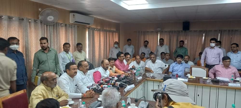 MukeshCh4BJP's tweet photo. सर्किट हाउस सहारनपुर में विभिन्न विभागों से वरिष्ठ अधिकारीयो के साथ मा० कैबिनेट मंत्री श्री @MLAYogendraBJP जी , जिला प्रभारी राज्य मन्त्री श्री @RBLDineshSingh  जी एवं मा० राज्य मंत्री श्री @BrijeshSinghBJP जी की मौजूदगी में मंडलीय स्तर पर चर्चा हुई।
#mlaNakur #BJP https://t.co/5kYCMiNXGJ