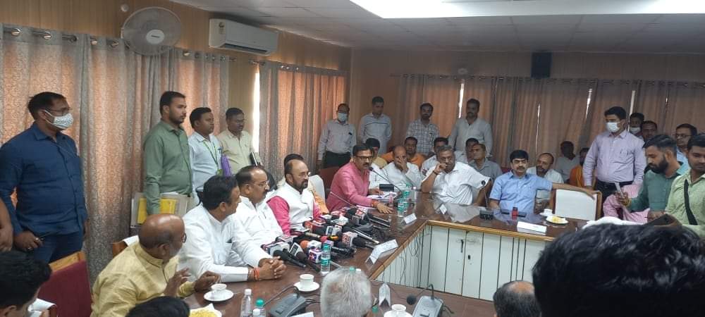 MukeshCh4BJP's tweet photo. सर्किट हाउस सहारनपुर में विभिन्न विभागों से वरिष्ठ अधिकारीयो के साथ मा० कैबिनेट मंत्री श्री @MLAYogendraBJP जी , जिला प्रभारी राज्य मन्त्री श्री @RBLDineshSingh  जी एवं मा० राज्य मंत्री श्री @BrijeshSinghBJP जी की मौजूदगी में मंडलीय स्तर पर चर्चा हुई।
#mlaNakur #BJP https://t.co/5kYCMiNXGJ