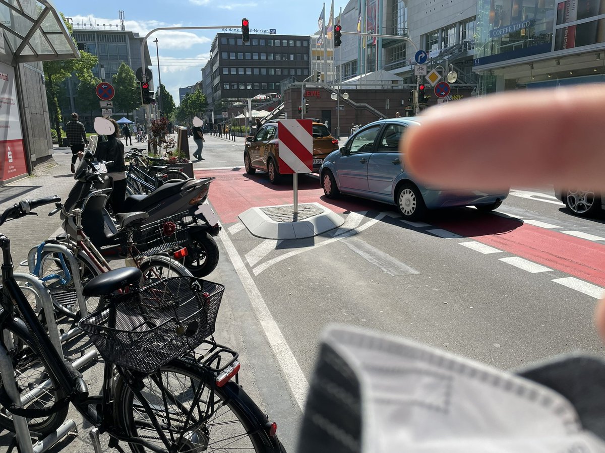 torsten1310's tweet photo. @mannheim_de Oh toll kauft denen bitte ein paar Gläser für die Ampel 🚦 (die mit Fahrradsymbolen) ist effektiver und billiger als das was aktuell dort passiert. Die Umsetzung ist bescheidenst. Vor lauter Bäumen sieht man den Wald 🌳 nicht. https://t.co/bvIPkTbrTm