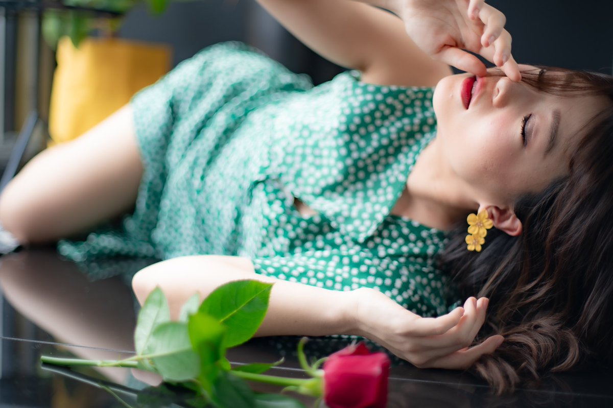 government_jiro's tweet photo. 「SAMURAI ROSE」
お花屋さんで薔薇を買った時
このバラは「サムライ」と教えてくれました。
まさに彼女に相応しい強く美しい！
@endoaiku 
@MINIONCollecti1 
#ポートレート
#photography
#ファインダー越しの私の世界 
#ミニコレ撮影会
#α7iii
#photobyせいちょんハワイ https://t.co/fWin1ko2qP