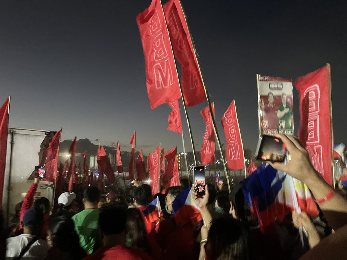 VCRedPaMore's tweet photo. We are one with the Valenzuelanos who showed up in #UniTeam’s Luzon Miting de Avance in Parañaque City. ❤️💚❤️💚 

#BBMSaraUNITEAM #BBMSARA2022 https://t.co/5uuBBrlyi6