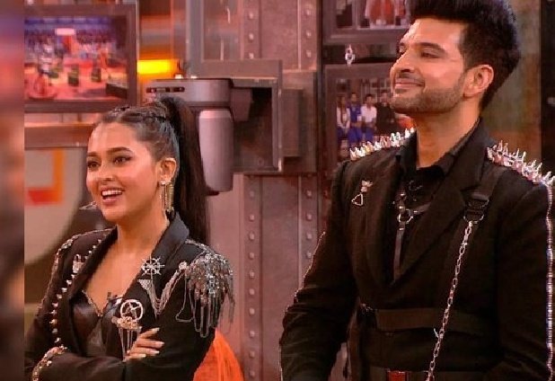 bombaysunshine's tweet photo. I did ask some time back who you'd like to see (BB-related) as a guest jailor! 😄🙃 Ok, so she came in as the warden.. whatever the designation, you looked smashing @itsmetejasswi! 😍 @altbalaji @MXPlayer @kkundrra #TejasswiPrakash #KaranKundrra #LockUppWithTejRan #lockUpp https://t.co/YWiJGQpbBg